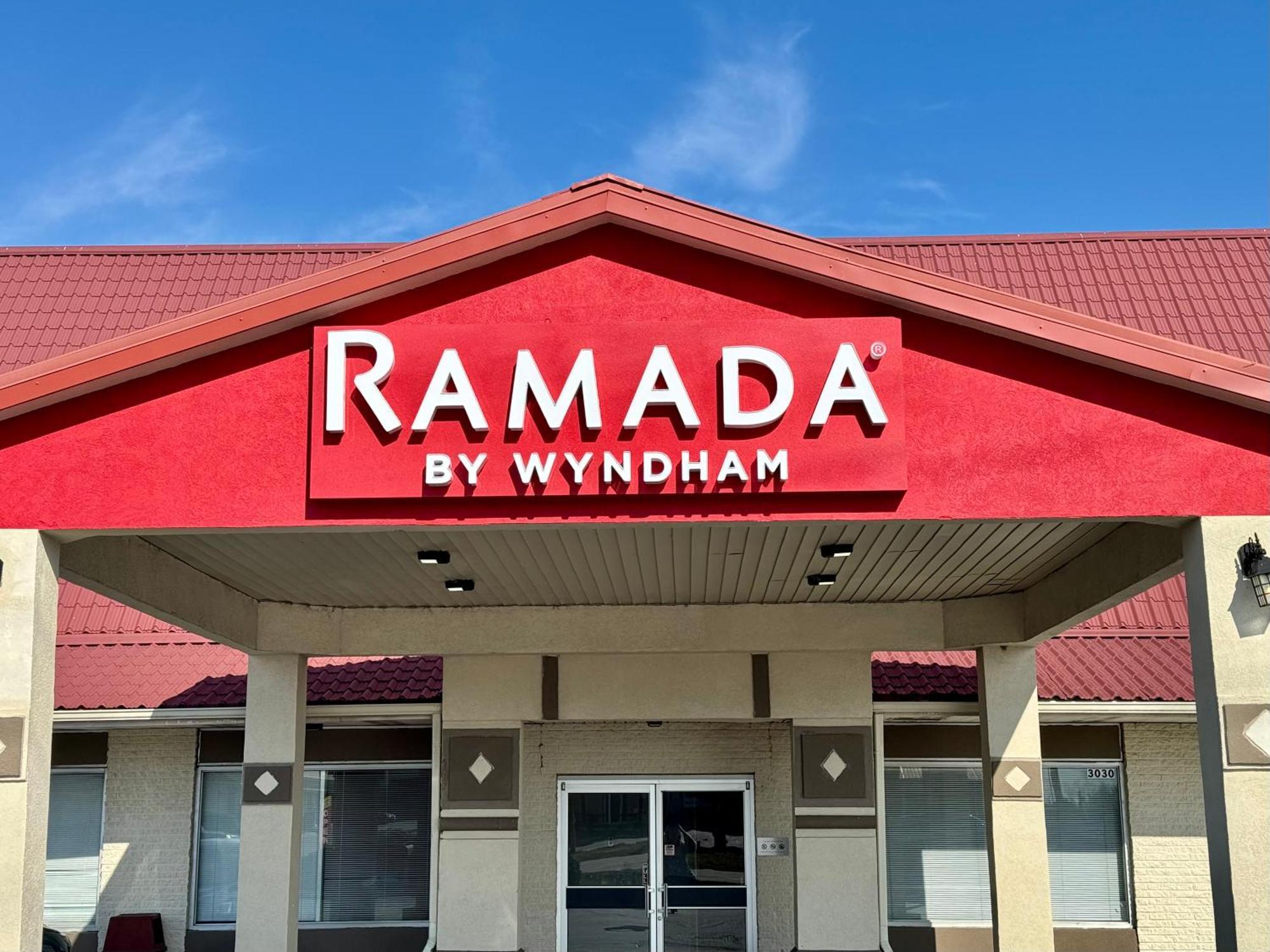 Отель Ramada By Wyndham Ламбертон Экстерьер фото